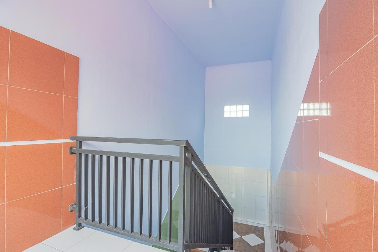 Отель Reddoorz Syariah @ Tambak Mekar Street Subang Djalantjagak Экстерьер фото