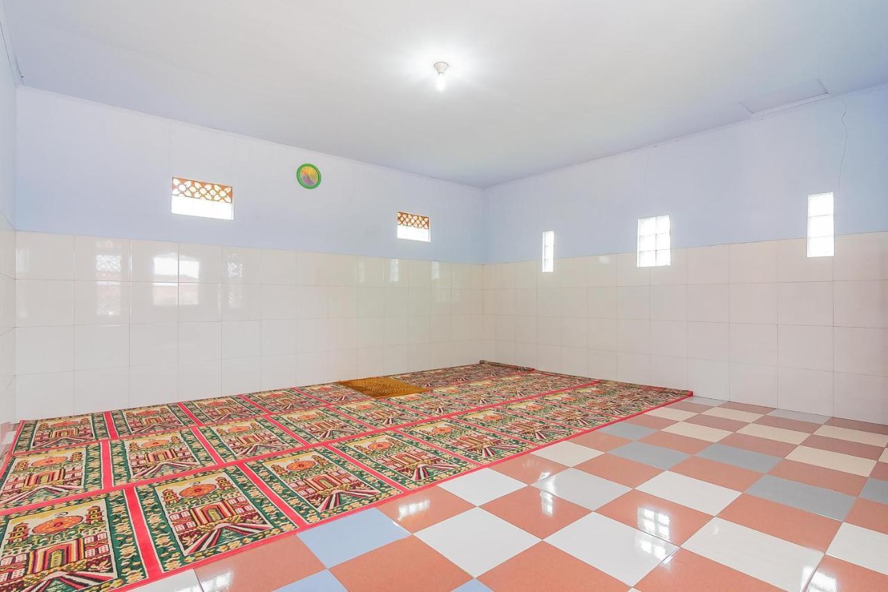 Отель Reddoorz Syariah @ Tambak Mekar Street Subang Djalantjagak Экстерьер фото