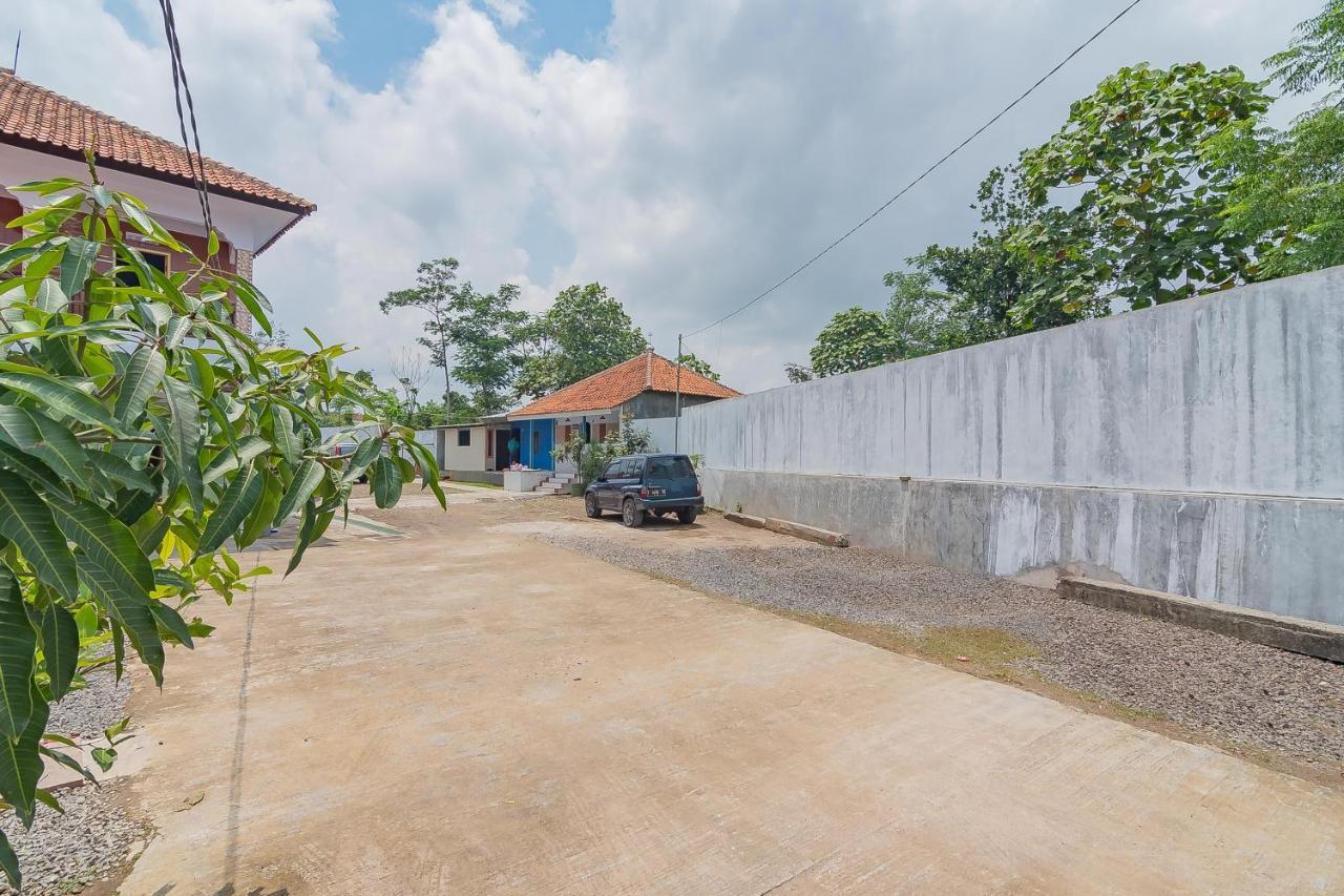 Отель Reddoorz Syariah @ Tambak Mekar Street Subang Djalantjagak Экстерьер фото