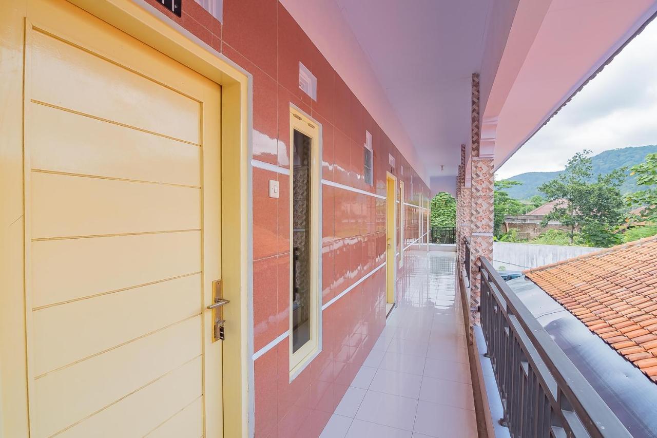 Отель Reddoorz Syariah @ Tambak Mekar Street Subang Djalantjagak Экстерьер фото