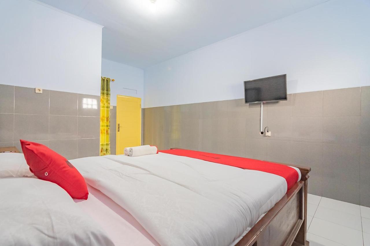 Отель Reddoorz Syariah @ Tambak Mekar Street Subang Djalantjagak Экстерьер фото