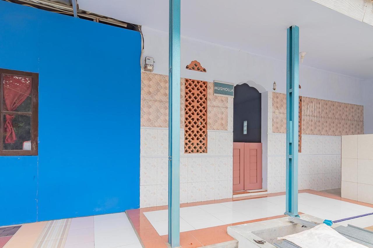 Отель Reddoorz Syariah @ Tambak Mekar Street Subang Djalantjagak Экстерьер фото