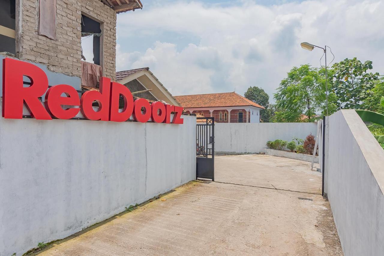 Отель Reddoorz Syariah @ Tambak Mekar Street Subang Djalantjagak Экстерьер фото