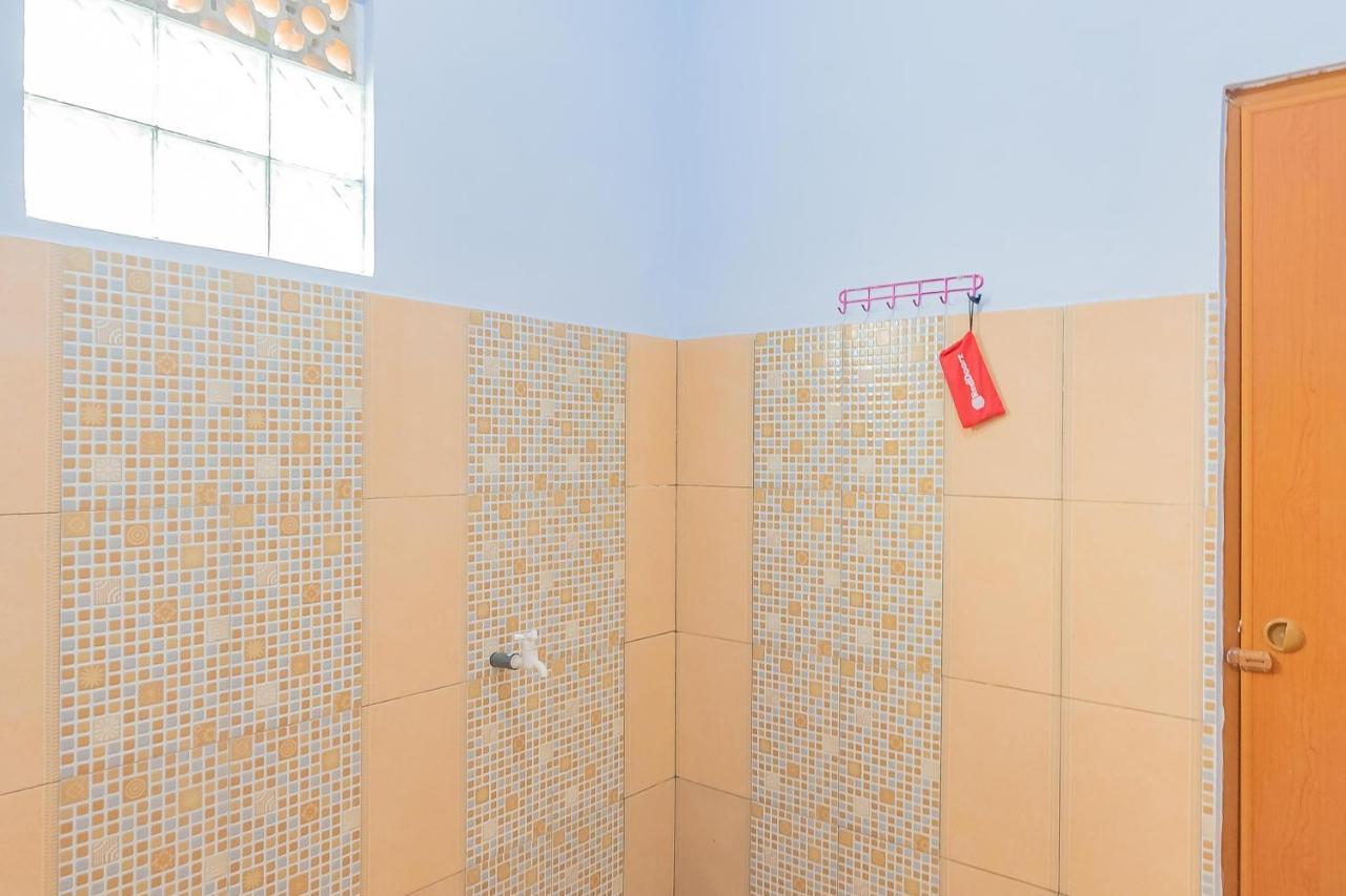 Отель Reddoorz Syariah @ Tambak Mekar Street Subang Djalantjagak Экстерьер фото