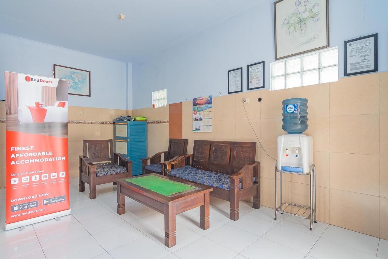 Отель Reddoorz Syariah @ Tambak Mekar Street Subang Djalantjagak Экстерьер фото