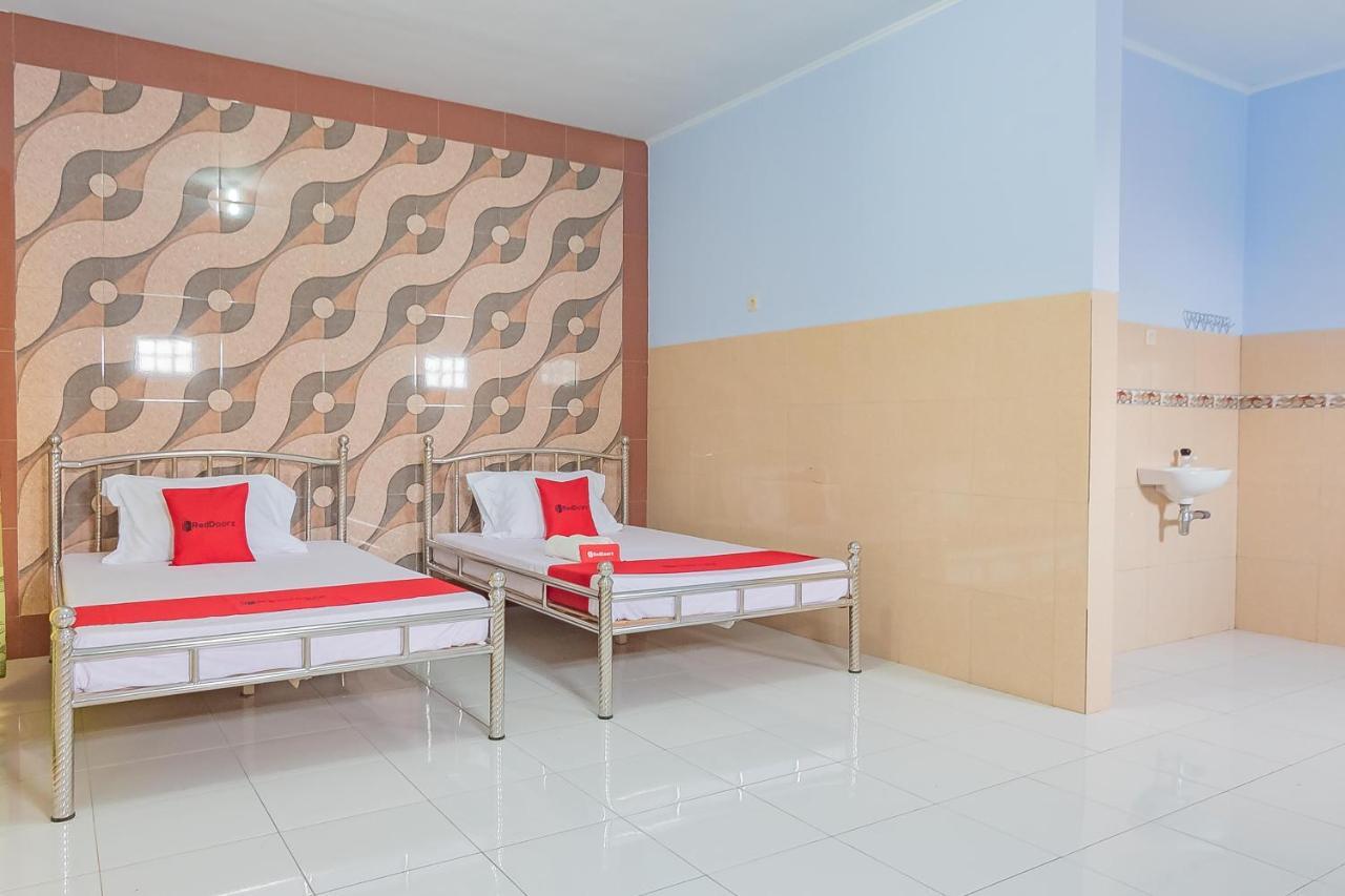 Отель Reddoorz Syariah @ Tambak Mekar Street Subang Djalantjagak Экстерьер фото